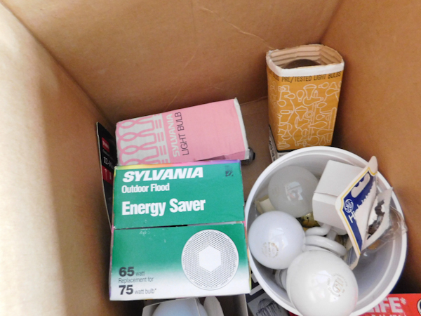 lot 410 image: large lot of misc light bulbs