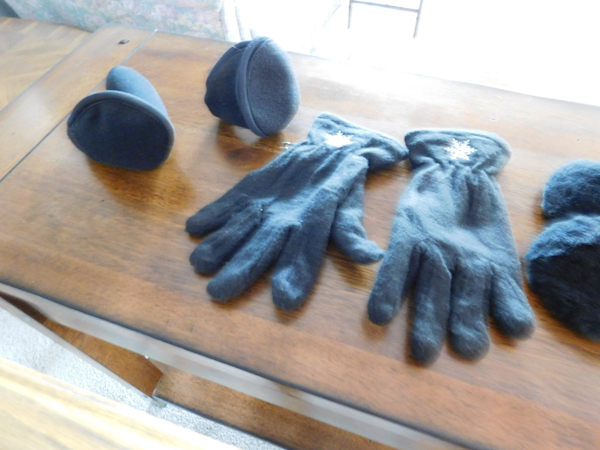 lot 412 image: 2 pair gloves and 3 pair ear muffs