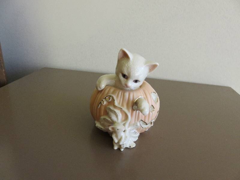 Lenox Cat in Pumpkin (2000)