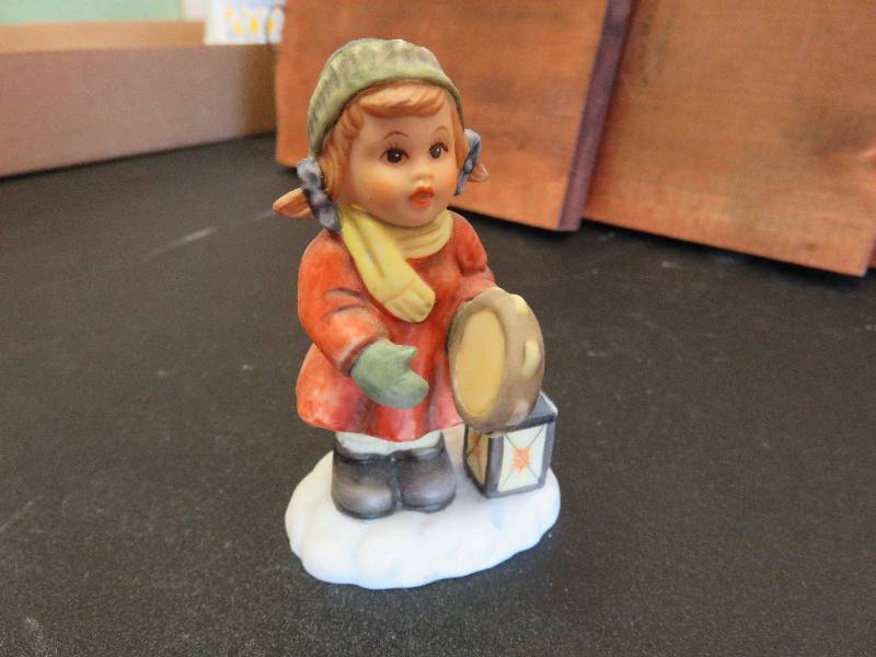 Hummel figurine, Holiday Tambourine