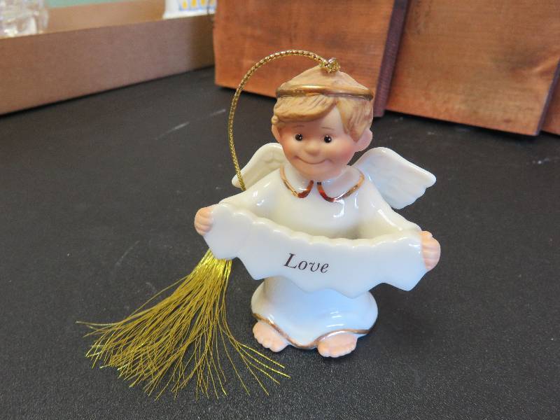 Lenox figurine, Love 2003