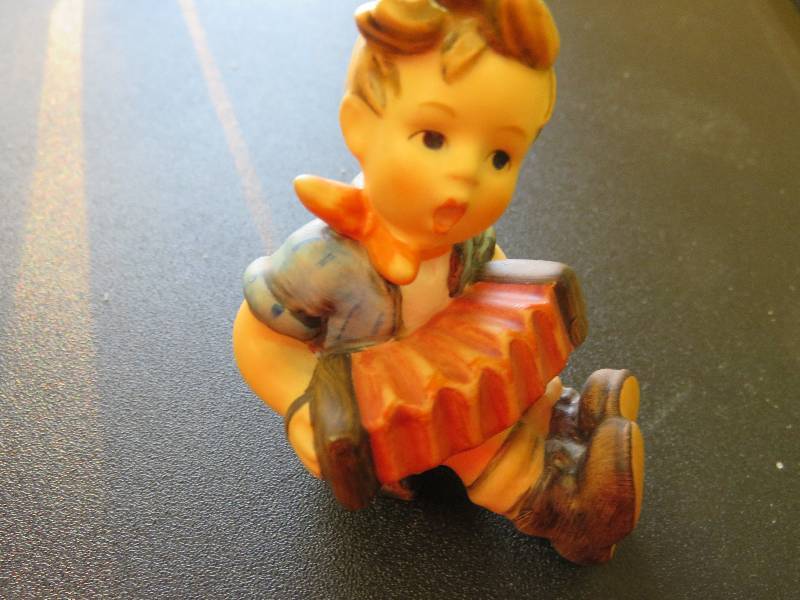 Hummel figurine, Accordian Player