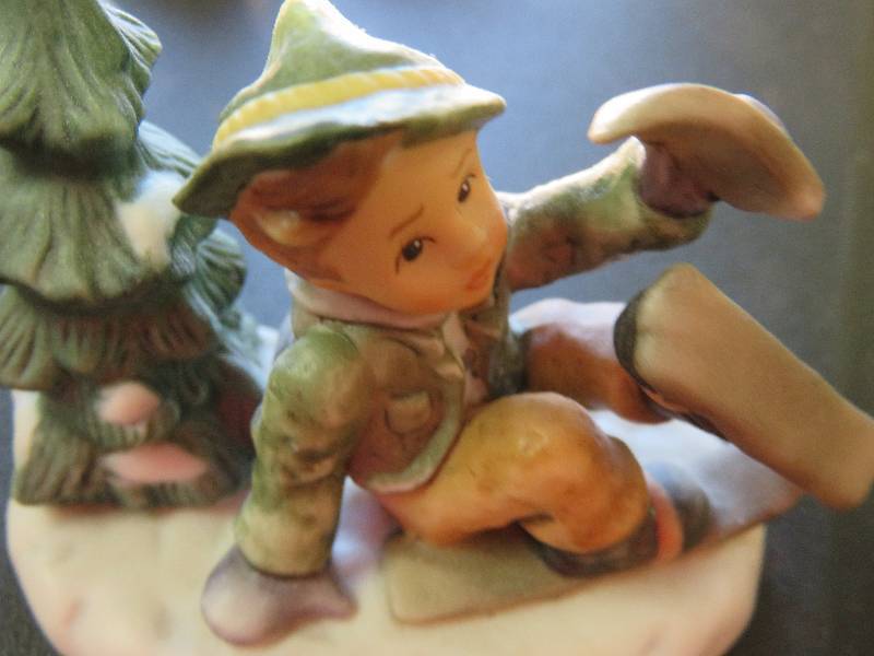 Hummel figurine, Just One Ski Left