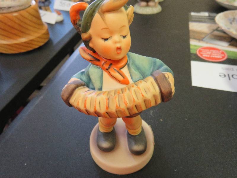 Hummel figurine, Accordian Boy