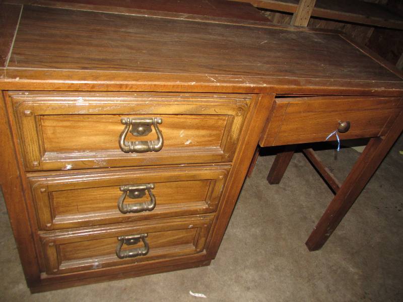 lot 39 image: 45 x 18 wooden desk...