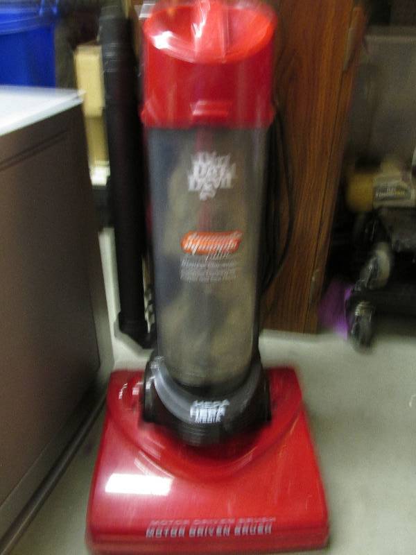 lot 48 image: dirt devil red vacuum cleaner ...
