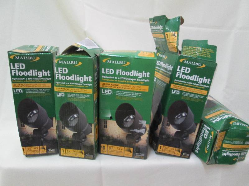 Lot of Malibu LED yard lights, thes...