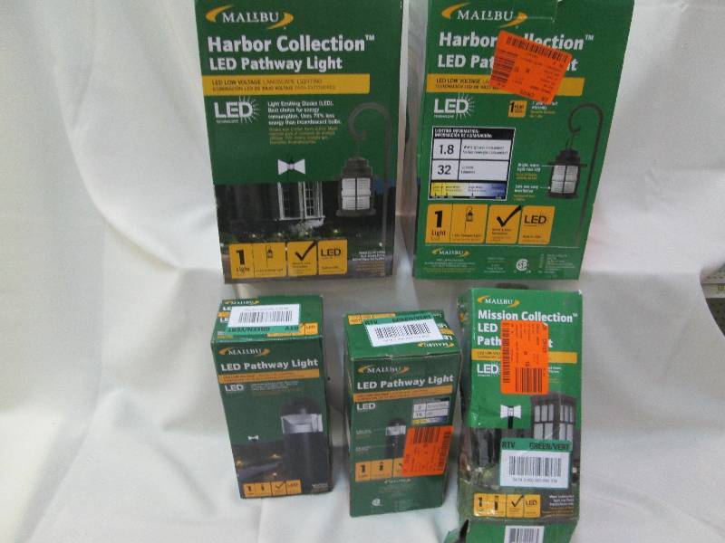 Lot of Malibu LED yard lights, thes...