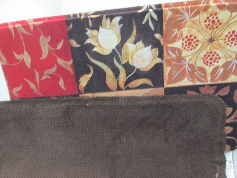Lot of 2 antifatigue mats, 1 brown,...