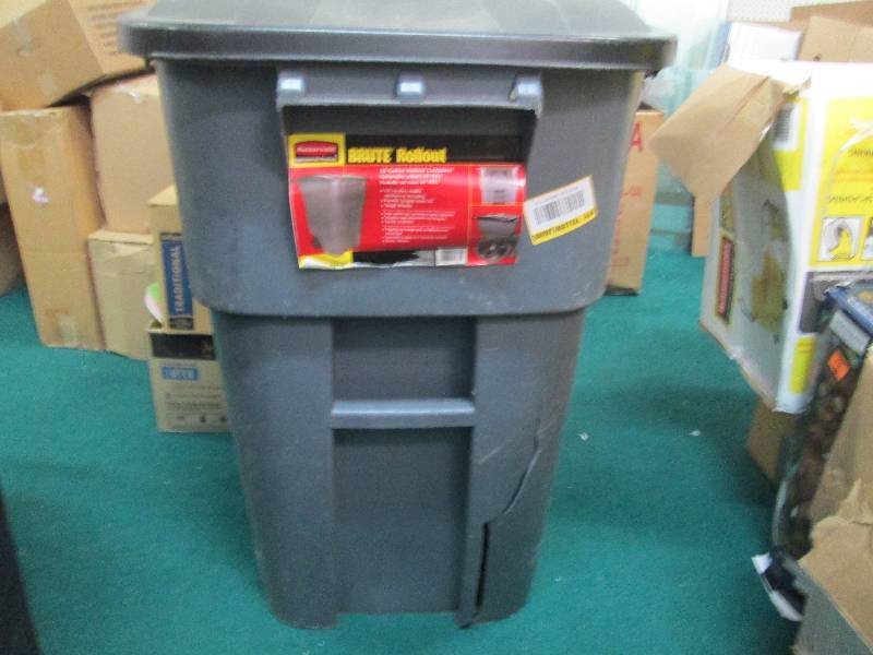 Rubbermaid Brute Rollout 50 gal gar...