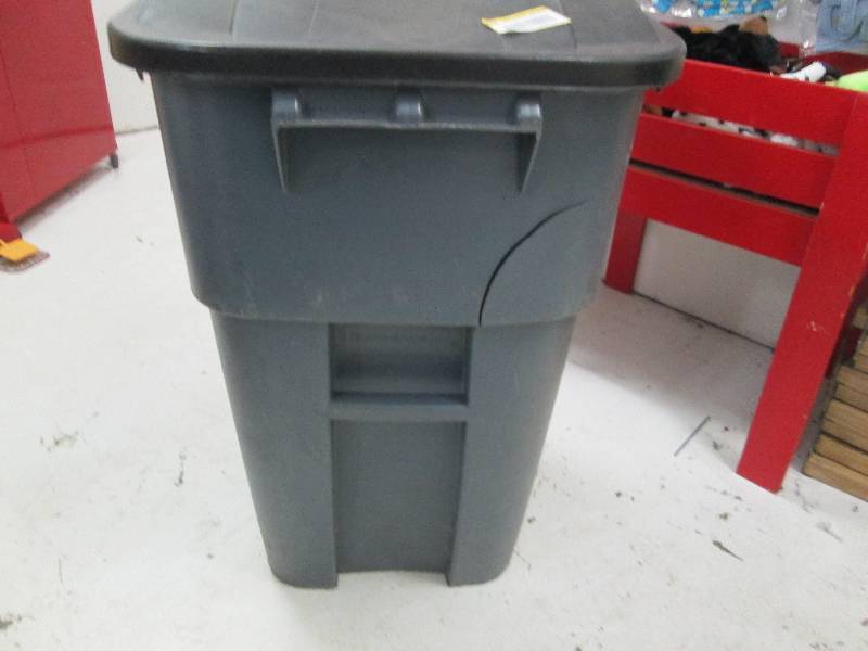 Rubbermaid Brute Rollout 50 gal gar...