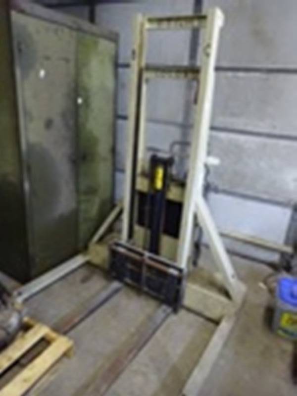 Crown Lift Stacker Model 20BS 12 Volt
