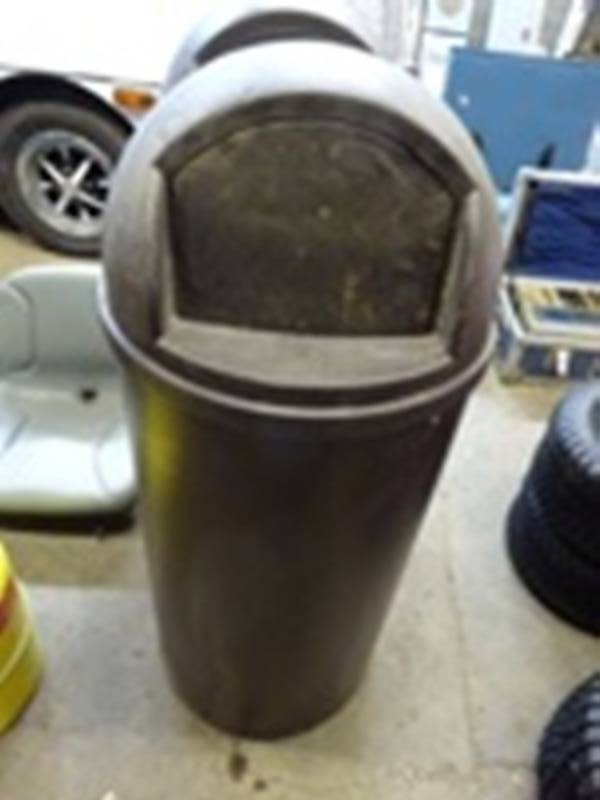 Garbage Can with Removable Lid