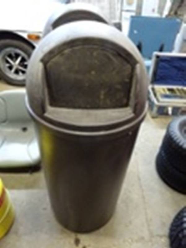 Garbage Can with Removable Lid