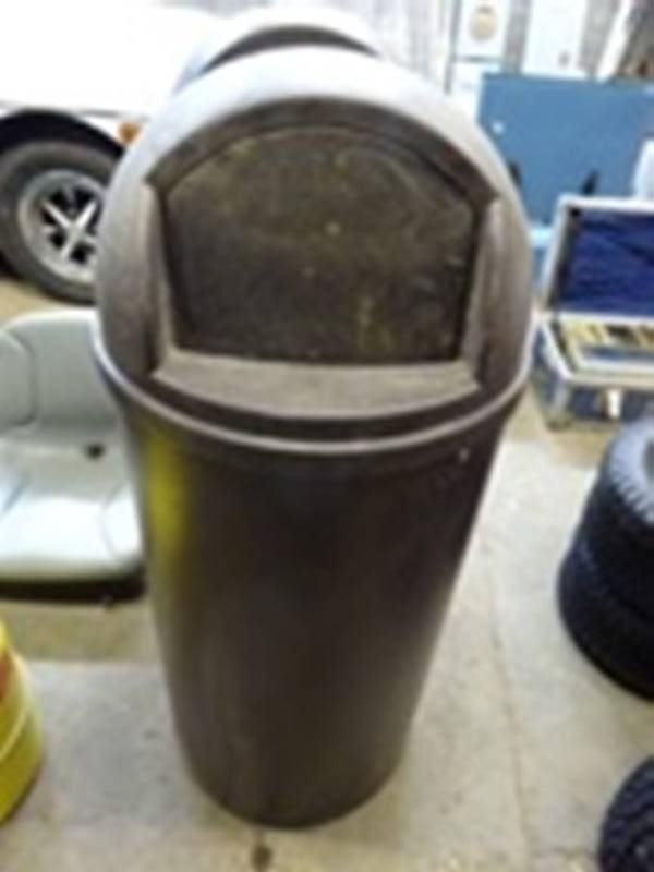 Garbage Can with Removable Lid