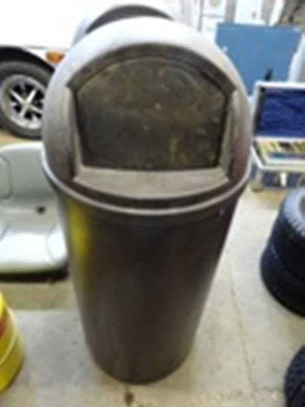 Garbage Can with Removable Lid