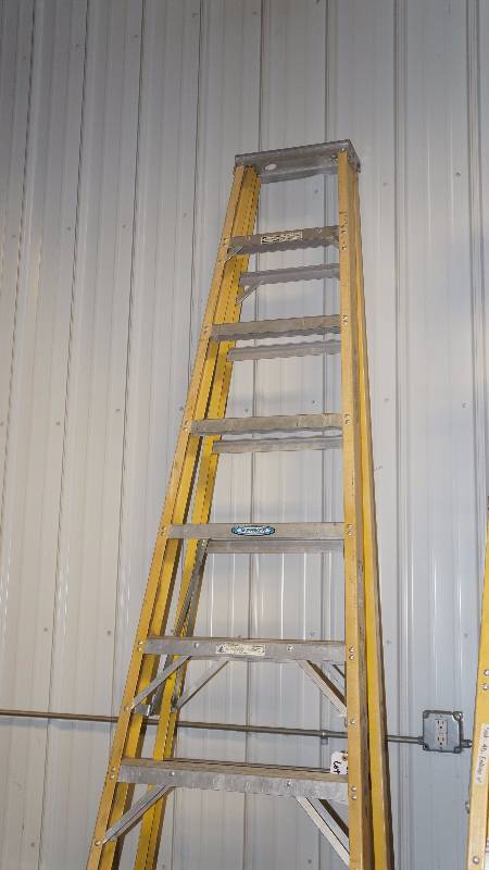 Werner 300 lbs. 10 Fiberglass Ladder