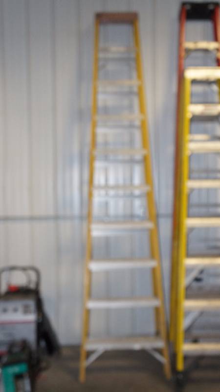 Werner 300 lbs. 10 Fiberglass Ladder