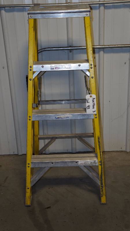 Werner 300 lb. Capacity 4 Fiberglass Ladder