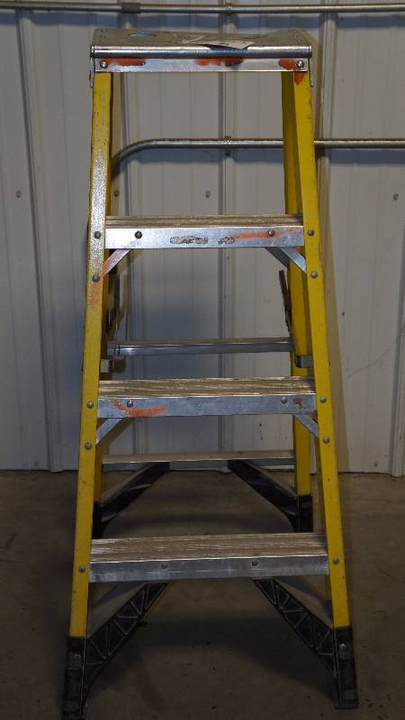 Werner 375 lb. Capacity 4 Fiberglass Ladder