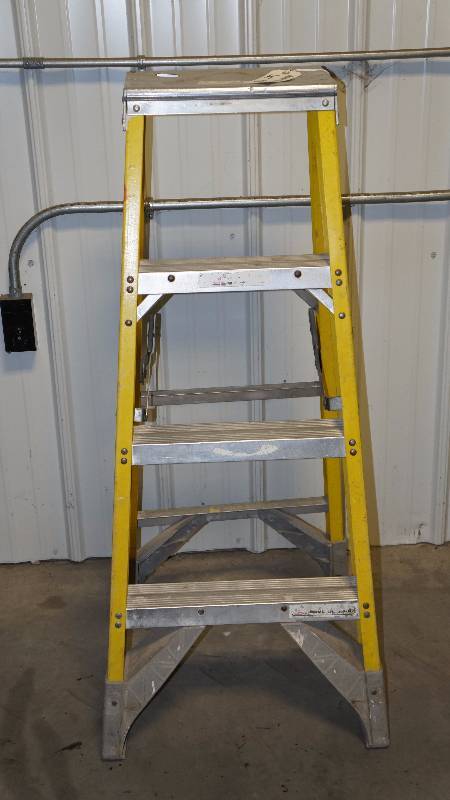 Werner 300 lb. Capacity 4 Fiberglass Ladder