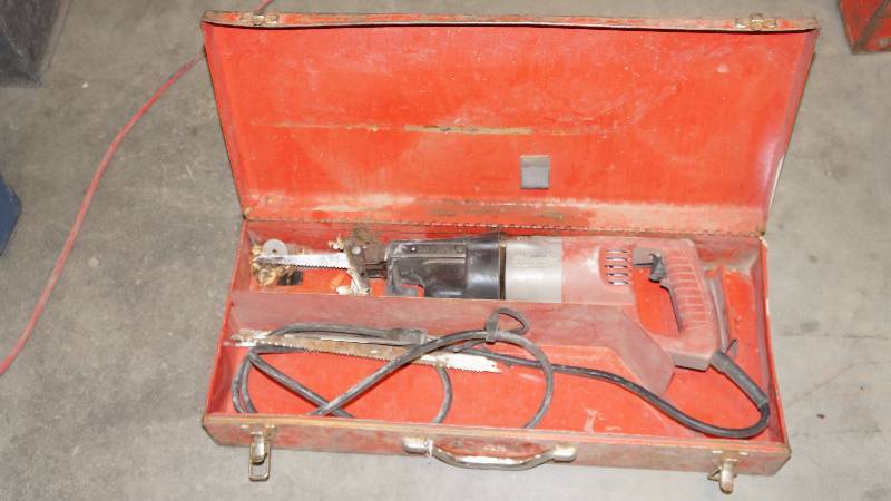 Milwaukee Heavy Duty Sawzall In Case w Blades