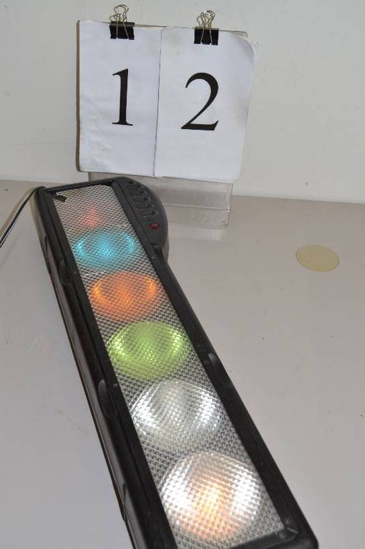 lot 12 image: Light bar