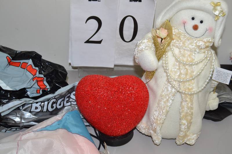 lot 20 image: Seasons decorations