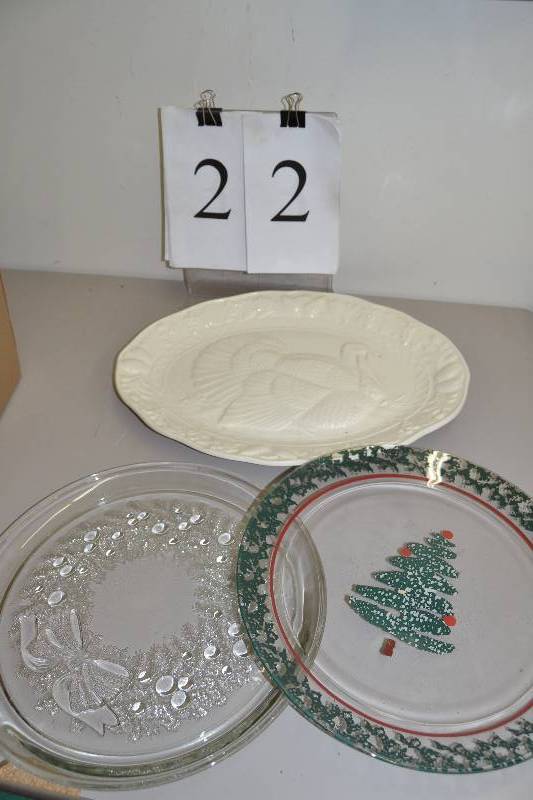 lot 22 image: Serving dishes