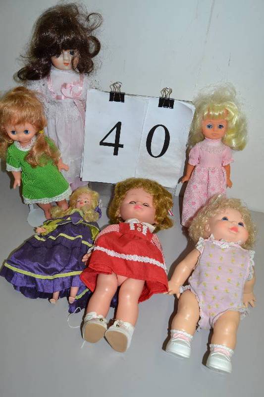 lot 40 image: dolls