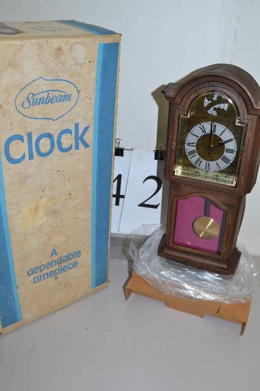 lot 42 image: clock