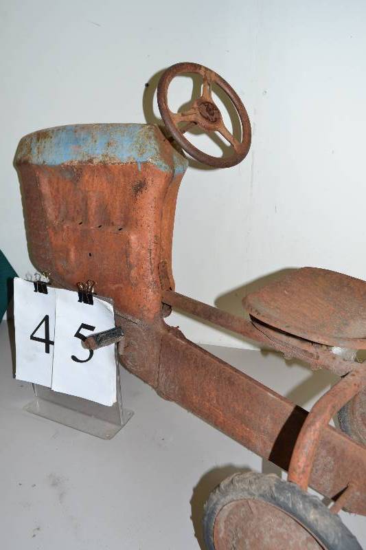 lot 45 image: Pedal Tractor