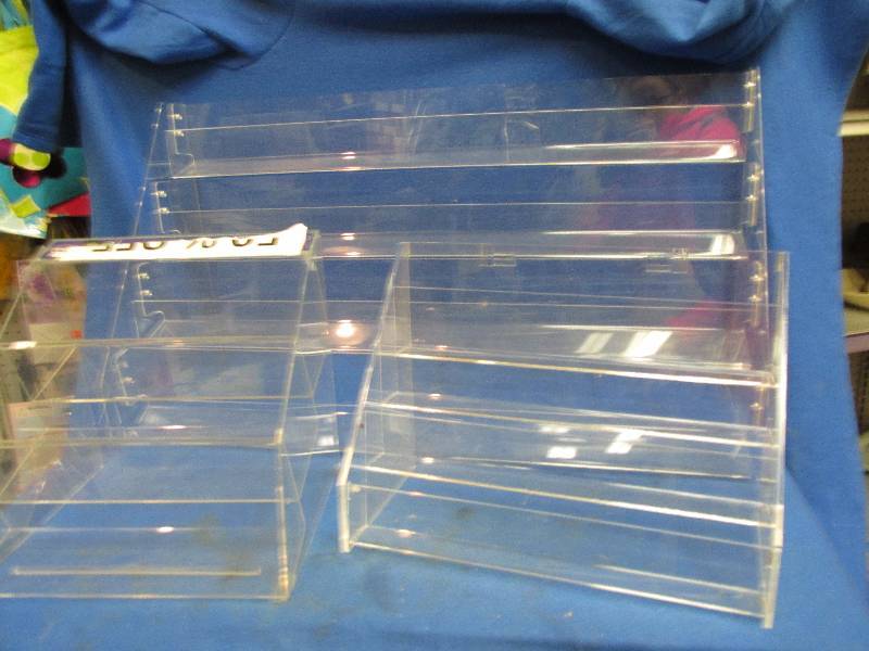 lot of clear plastic jewlery rack d...