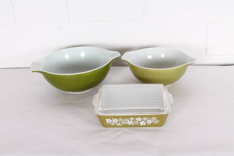 Vintage Mid Century Pyrex Bowls and...