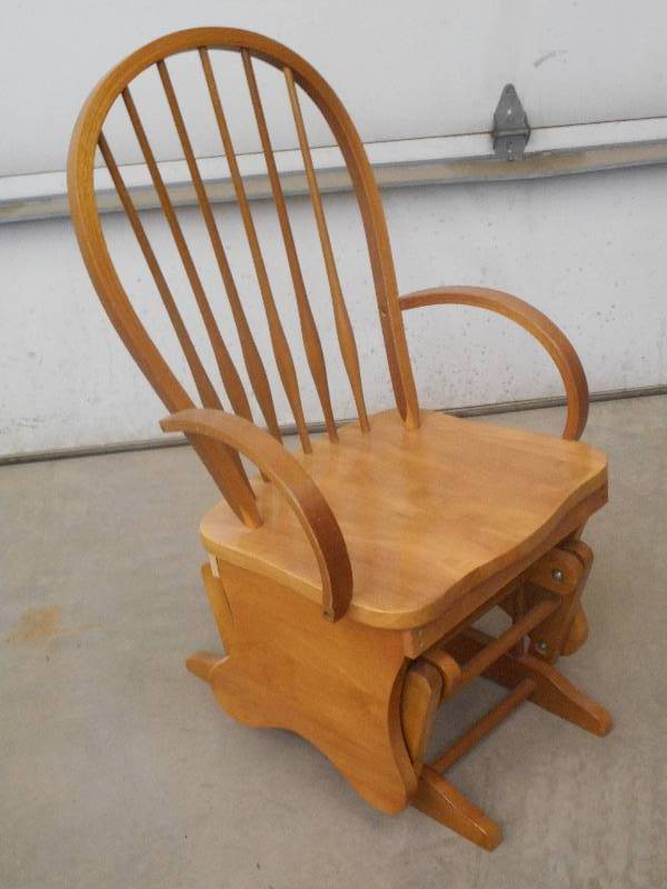 lot 24 image: Solid-Wood Rocker Chair ...