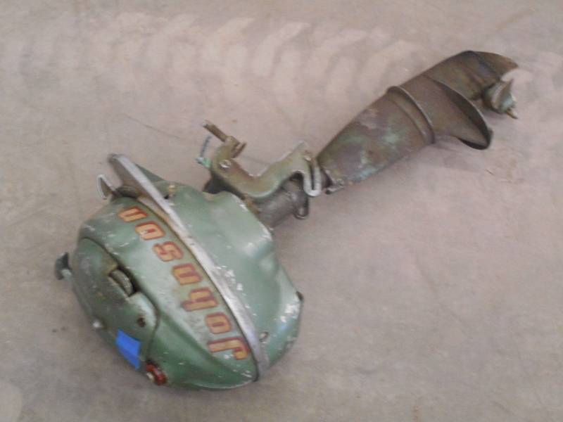 lot 29 image: Vintage Johnson 2.5HP Outboard Moto...