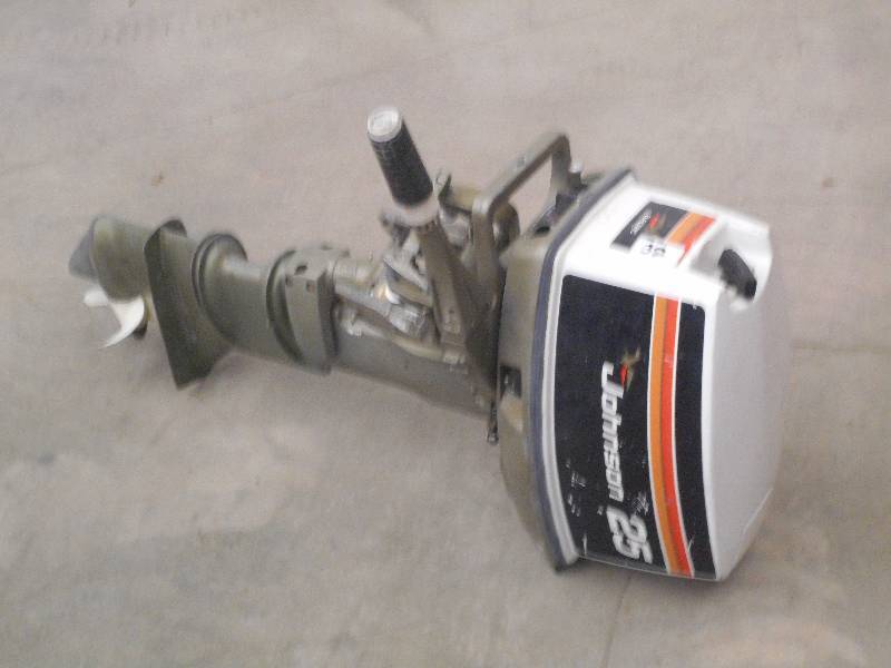 lot 32 image: Johnson 25HP Long-Shaft Outboard Mo...