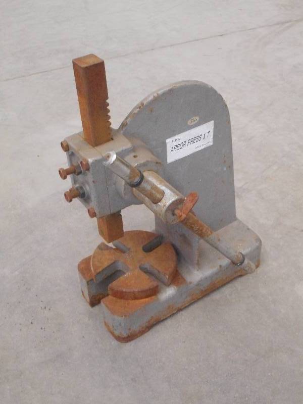 lot 38 image: Benchtop Arbor Press 1-T...