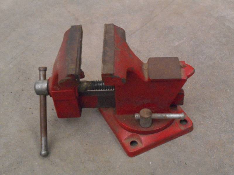 lot 41 image: Rotating 4-Jaw Bench Vise ...