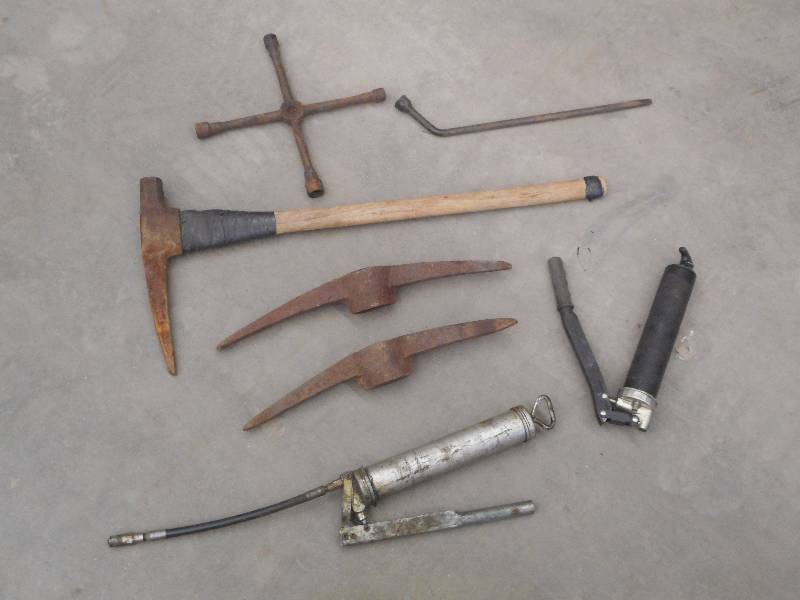 lot 68 image: Lot Of Greae Guns & Misc Hand Tools...
