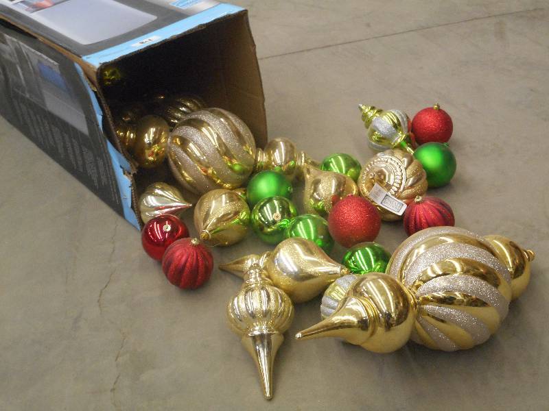 lot 84 image: Box Of Misc Holiday Dcor ...