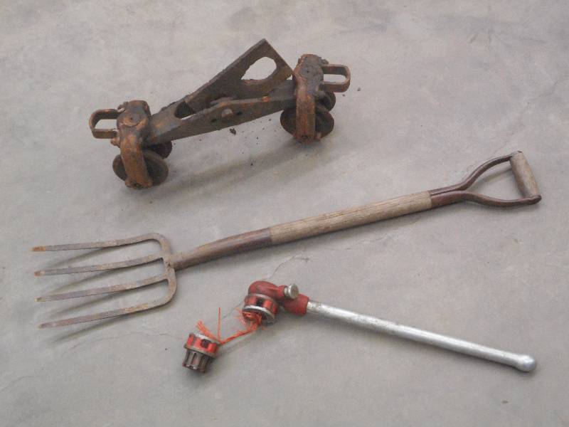 lot 91 image: Lot Of Pitch Fork, Pipe Threader, ...