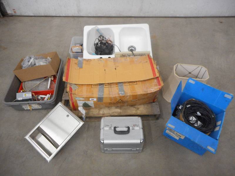 lot 115 image: Pallet Lot Christmas Tree, Hardshe...
