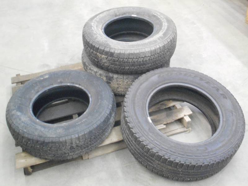 lot 117 image: Pallet Of Tires (3) Goodyear Conqu...