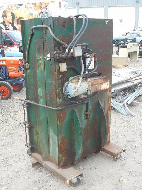 lot 4 image: Heavy Duty Industrial Cardboard Bai...