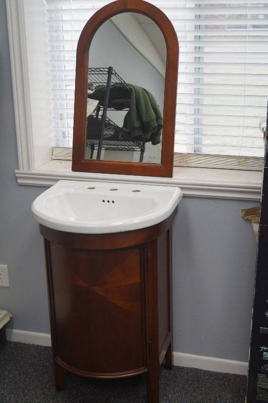 Foremost Laguna 23 vanity combo with mirror