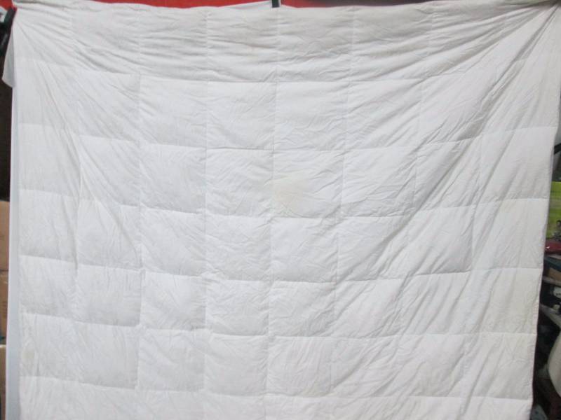 lot 23 image: McLeland Design Jacquard Down Comforter & Pillows - King