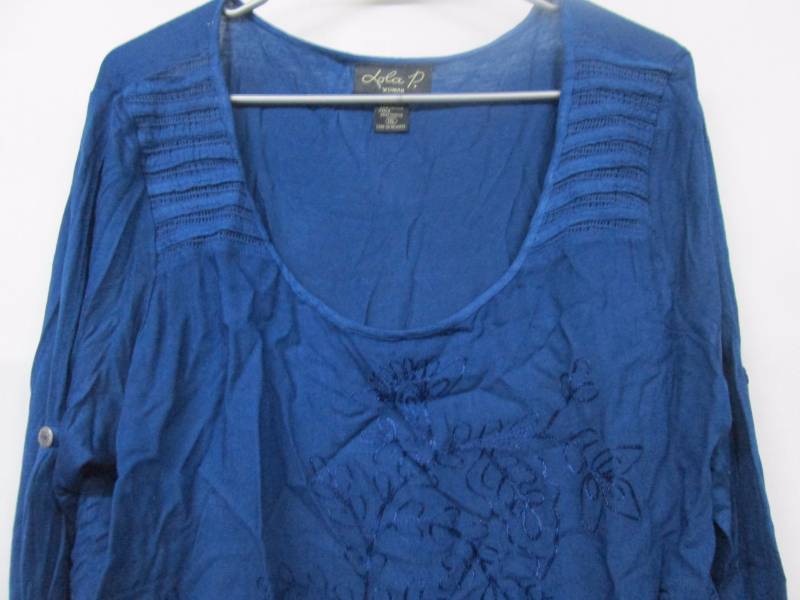 lot 39 image: Lola P Womens Embroidered Top