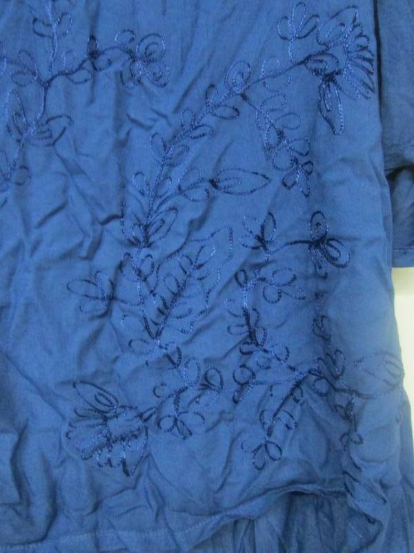 lot 40 image: Lola P Womens Embroidered Top