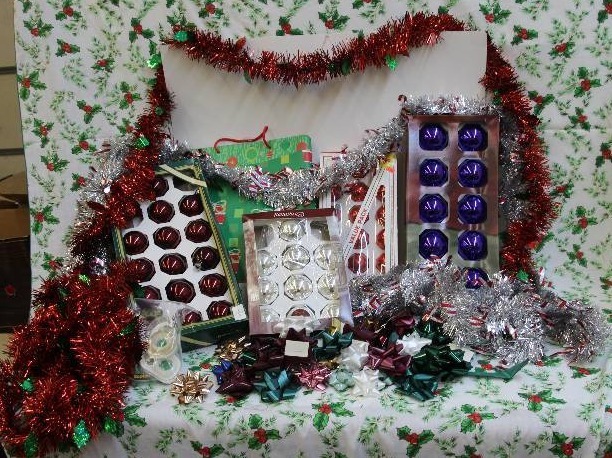 Holiday Tree Dcor & Gift Wrap Supplies